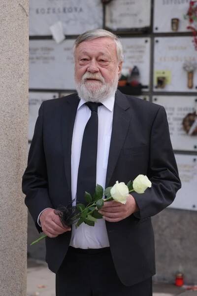 FOTO: Dušan Sitek na posledním rozloučení s Jiřím Hromadou. – stránka 56