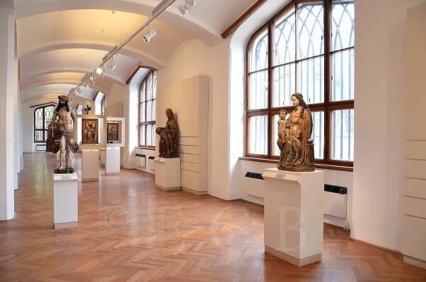 Alšova jihočeská galerie: bývalá kočárovna zámku Hluboká jako jeden ze sálů stálé expozice gotického umění AJG v roce 2015; foto Martin Vaněk.