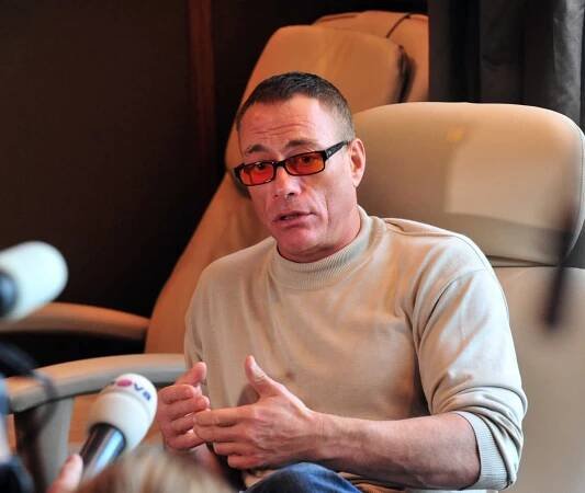 Bývalý akční hrdina Jean-Claude van Damme: Brýle, čepice a cigárko! Poznali byste ho?