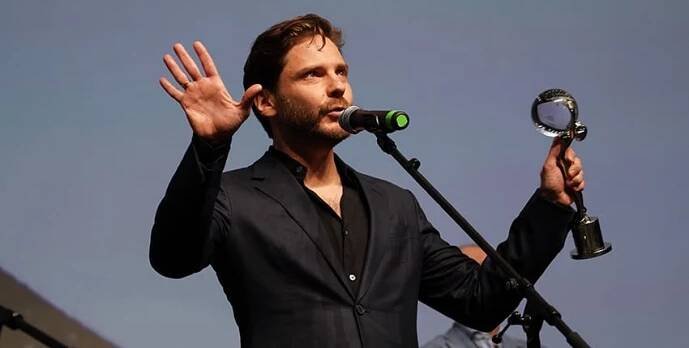 Herec Daniel Brühl dorazil na MFF Karlovy Vary, prošel se po červeném koberci, uvedl film a převzal cenu