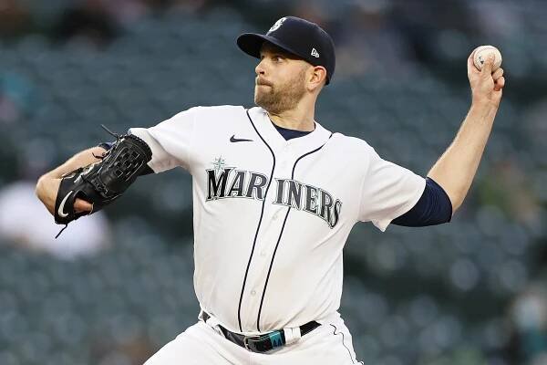 James Paxton pitches for the Mariners.