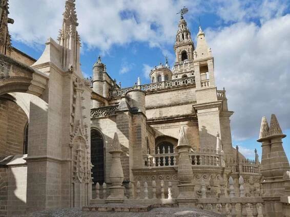 Začína na nás vykukovať aj La Giralda