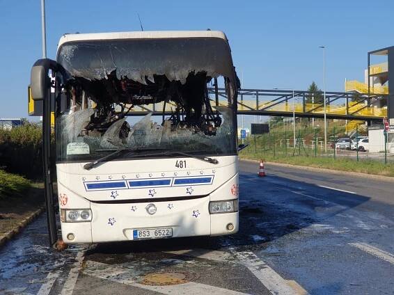 V Chlumecké ulici v Praze hořel autobus. Požár omezil dopravu
