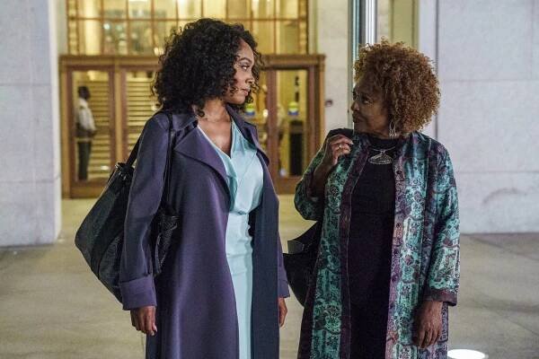 All Rise - Uncommon Women and Mothers - Z filmu - Simone Missick, L. Scott Caldwell
