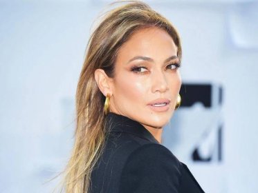 The Magical Highlighter Jennifer Lopez's Makeup Artist Uses to Give Her Cheeks an Otherworldly Glow