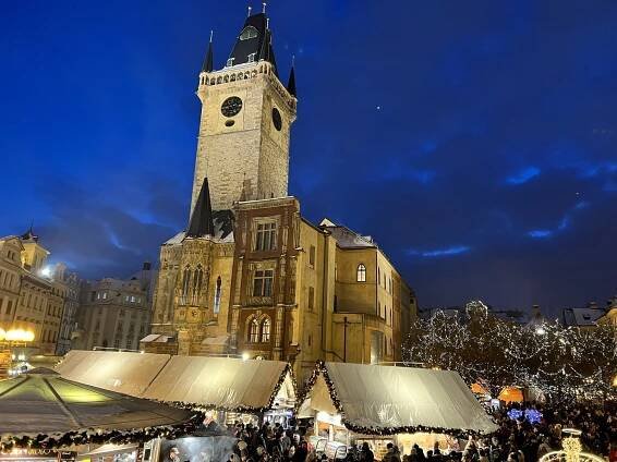 VIDEO, FOTO: Vůně trdelníku i svařáku. Turisté si vánoční trhy v Praze užívají