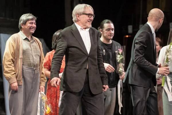Úspěch na děkovačce si s herci užíval i významný český scénograf Petr Matásek, foto Jiří Sejkora