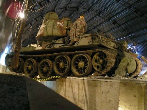 CZE - Lešany - Vojenské technické muzeum - T34/85 v Ostravské operaci (foto bez blesku, uzaverka +1,5)