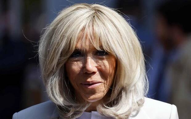 Brigitte Macron est la cible d’une rumeur transphobe diffusée sur les réseaux sociaux.
