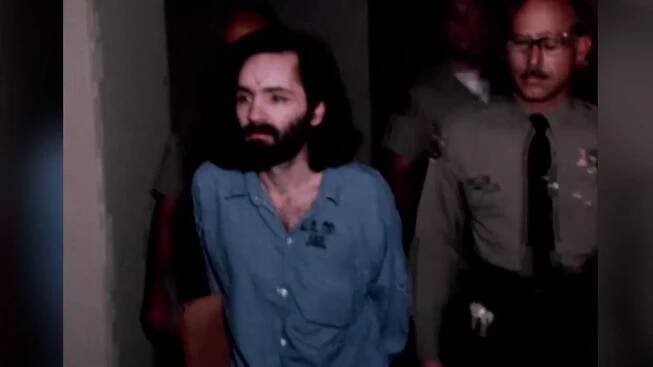 Zemřel Charles Manson. Masový vrah, který zavraždil v šedesátých letech sedm lidí a předpovídal rasovou válku