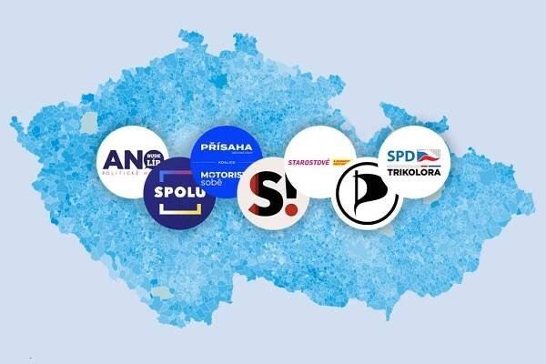 Barevná mapa Česka. Ukazuje, ve kterých koutech uspělo ANO, Spolu či Přísaha