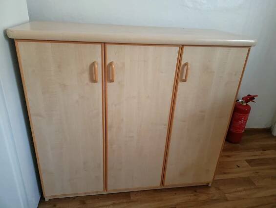 Prodám masivní komodu, rozměr: hloubka 50 cm, výška 1,11 m, délka; 1,24 m, cena dohodou - InzerceTrinec.cz