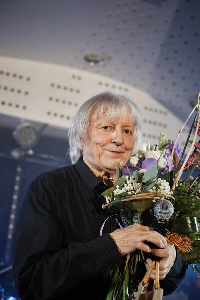 Václav Neckář (75) slavil narozeniny bujarým koncertem: Tančil se stojanem na mikrofon a dováděl jako zamlada