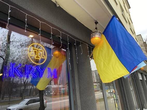 Vlajky a čebureky. Krymští Tataři ve Varšavě dráždí ruskou ambasádu