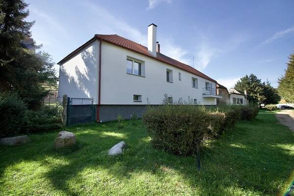 Rodinný dům u Vltavy s možností podnikání i vícegeneračního bydlení (užitná plocha 550m2) | Úvod