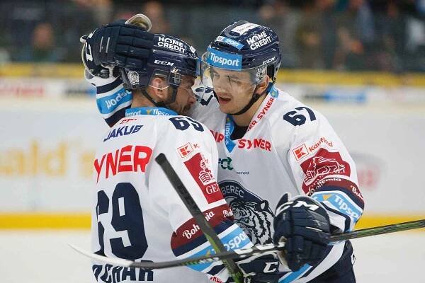 Extraliga ledního hokeje mezi HC Bílí Tygři Liberec a HC Oceláři Třinec.