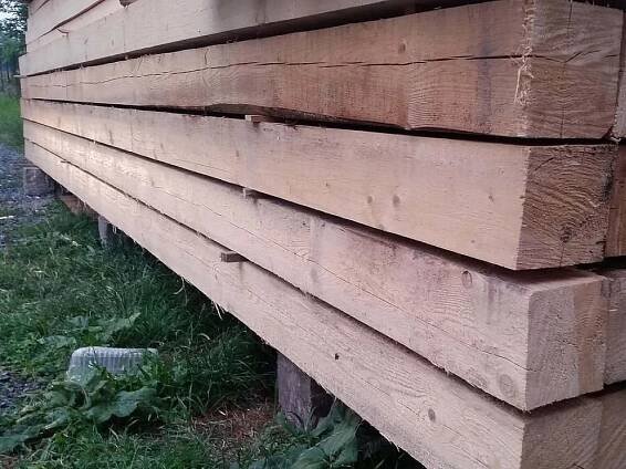 Stavební hranoly ze sibiřského modřínu