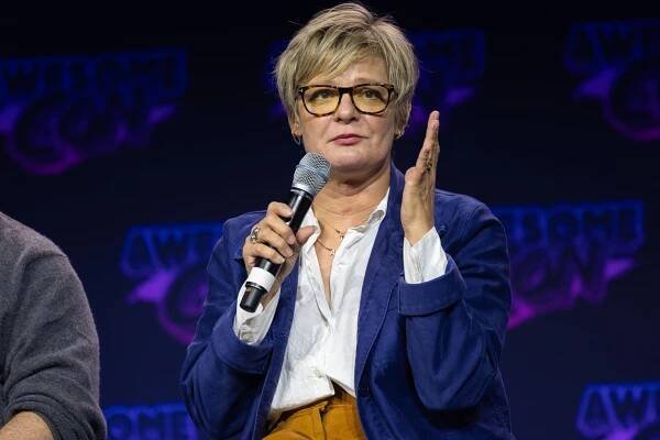 Martha Pimpton speaks on stage at Awesome Con