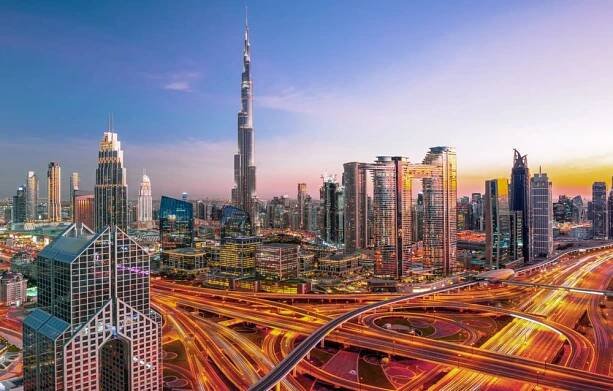 Letecký pohled na centrum Dubaje ve Spojených arabských emirátech při západu slunce