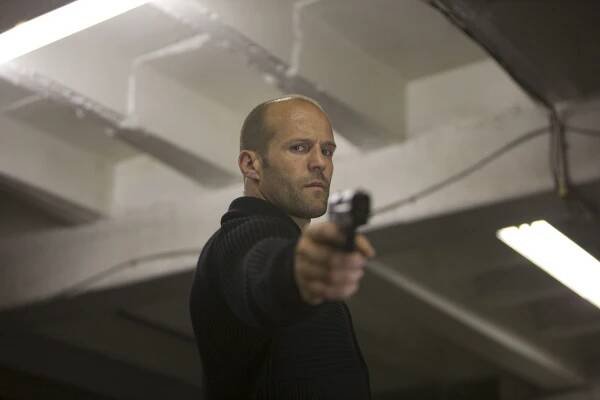 Jason Statham předvedl svoji svalnatou postavu i surfařské dovednosti
