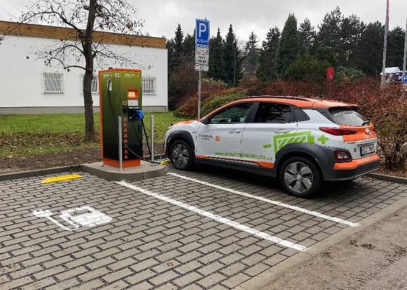Elektromobilita v Česku zrychluje. U bezemisních pump ČEZ na Vysočině načerpaly elektromobily loni o 66 % více energie