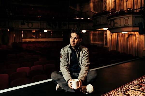 Komik Birbiglia: Karanténa je tak špatná, že jsme už přestali i masturbovat