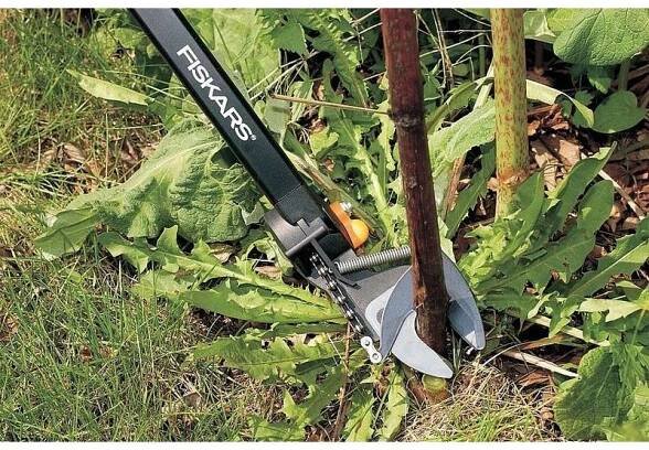 NŮŽKY UNIVERZÁLNÍ PRODLOUŽENÉ FISKARS UP84, 23,3CM 2-ČEPELOVÉ, PR. STŘIHU 32MM - ZAHRADNÍ NŮŽKY - ZAHRADA