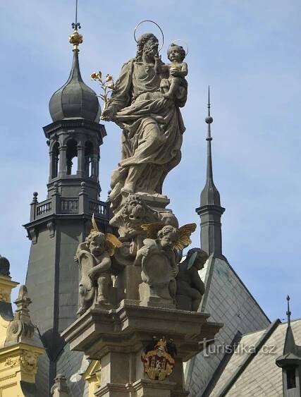 Praha (Nové Město) - kašna, socha a morový sloup sv. Josefa na Karlově náměstí