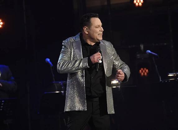 OBRAZEM: Obří narozeninový koncert Pavla Vítka (60): Desítky hostů, spousta převleků a krvavý pád zpěváka!