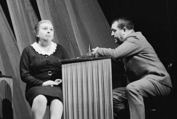 Stella Zázvorková s Jiřím Brudrem ve hře Porota v Komorním divadle v Praze. 