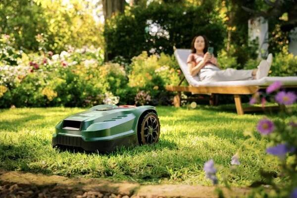 Robot na sekání trávy Gardena na kvetoucí louce.