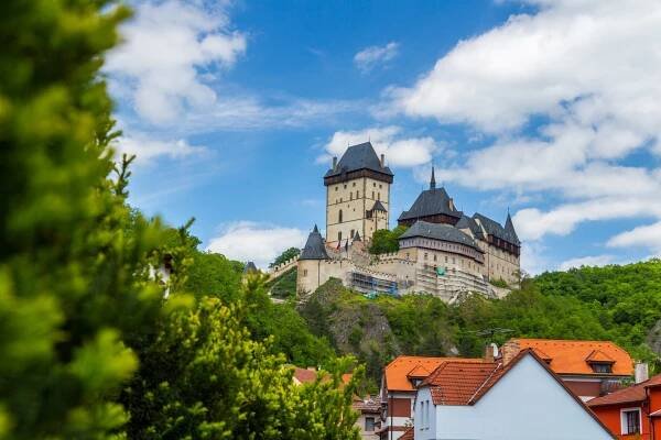 Ženám vstup zakázán. Karlštejn je domovem mnoha mýtů, které se často prezentují jako fakta | Zajímavá Evropa a svět