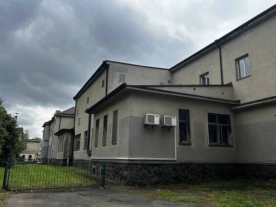 Opuštěné i stále využívané budovy v areálu Klatovské nemocnice.