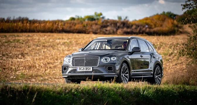 Bentley Bentayga je jako odměna za dobře vykonanou práci. Místo Hybridu bychom ale sáhli po osmiválci