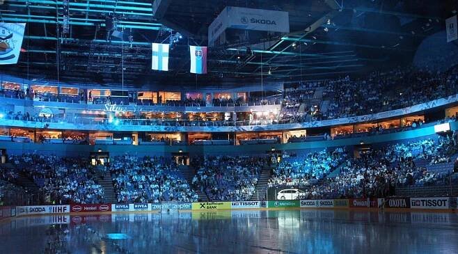 Snímek z mistrovství světa v hokeji z roku 2012, kdy se v Hartwall Areně chystaly k zápasu týmy Slovenska a Finska. 