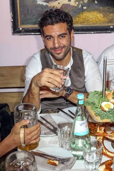 Nur Wasser auf der Wiesn, Elyas M'Barek? Ausreichend Wasser zu trinken wie der 
