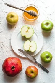Ovoce a medu na bílém stole pro Roš hašana — Stock obrázek