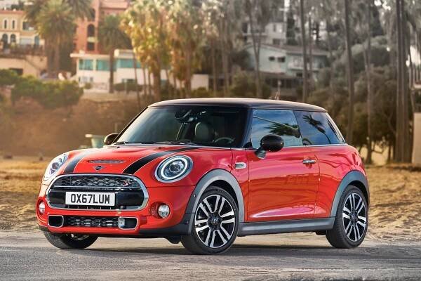 Mini One & Cooper: Podrobné specifikace vozidel & Interaktivní nástroj pro srovnání