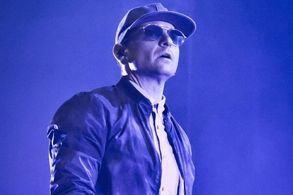 BERLIN, GERMANY - JUNE 12: Singer Chester Bennington of the American band Linkin Park performs live on stage during a concert at the Mercedes-Benz Arena on June 12, 2017 in Berlin, Germany. (Photo by Frank Hoensch/Redferns)
