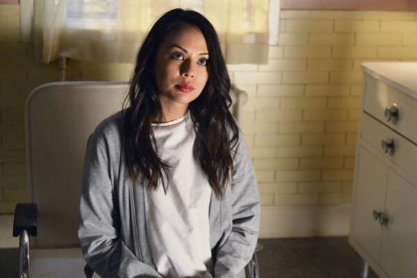 Prolhané krásky - Módní barva krev - Z filmu - Janel Parrish