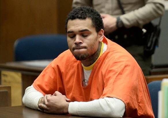 Chris Brown se dostane z vězení, přiznal porušení podmínky