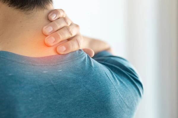 muž měl bolesti v krku, okcipitálu a ramenou. - neuropatie - stock snímky, obrázky a fotky