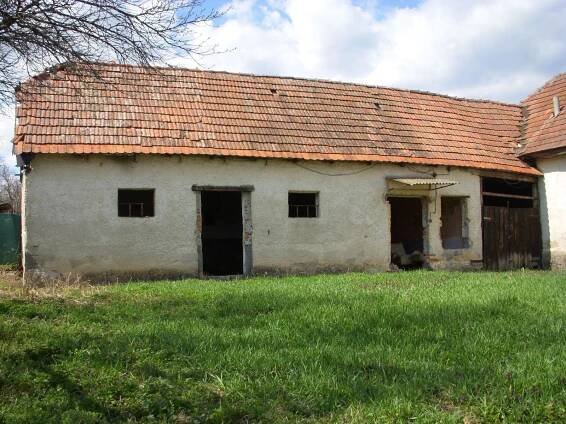 Hľadám partiu čo prerobí túto celú strechu. Dom sa nachádza 10 km od Piešťan a 12 km od Hlohovca.
Treba dať dole komplet celú strechu aj krov a nanovo spraviť nový veniec aby bol v jednej rovine/výške, spraviť krov, položiť krytinu, dať okapy a hromozvod. Strecha by bola valbová a v podkrový by sa časom bývalo. - dĺžka steny 13,8 metra