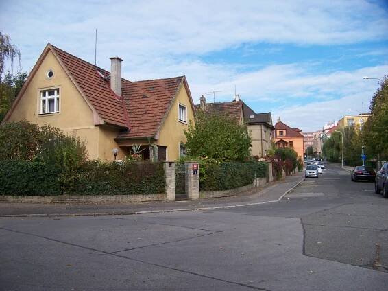 Soubor:Vokovice, Nad tratí 1.jpg
