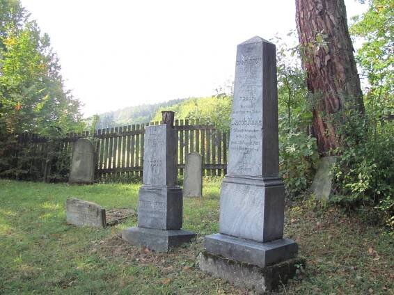Židovský_hřbitov_Brumov,_náhrobky_z_počátku_20._století.JPG