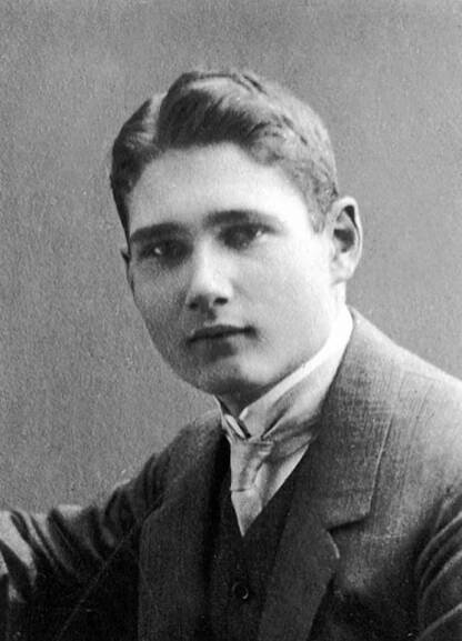 Rudolf Hess byl německý nacistický politik. V mládí navštěvoval evangelickou školu.