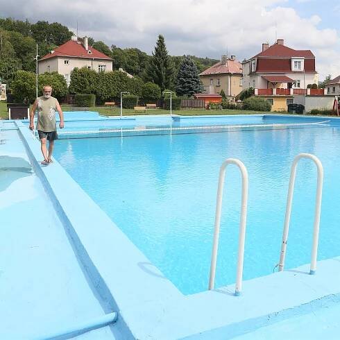 Bazén na koupališti v Dubí se po dvou letech od uzavření dočká opravy