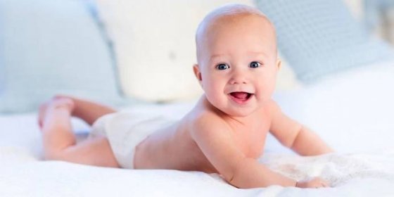 Proč dávat miminko na bříško? Pro zábavu i správný vývoj svalů, páteře a motoriky