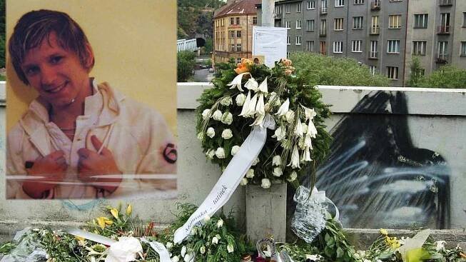 Skočil mladík sám z mostu? Kamarádi tomu nevěří