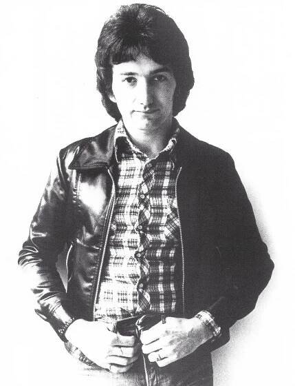 File:Queen News Of The World (1977 Press Kit Photo 07) John Deacon.jpg